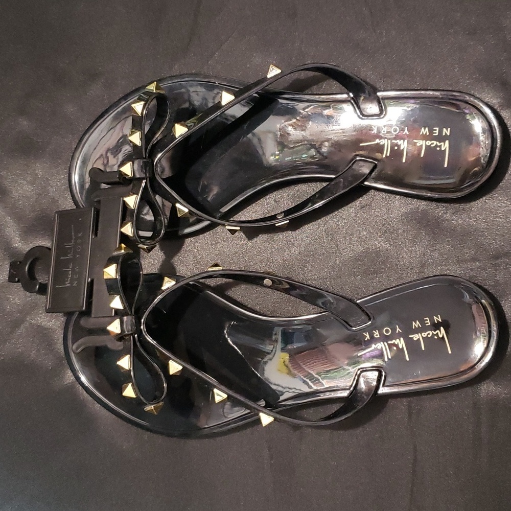 Nicole Miller NWT black thong sandals with bows and gold stud detail